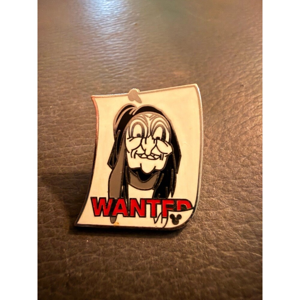Disney Old Hag Wanted Poster Pin 2004–2005 Villain Cast Lanyard Series